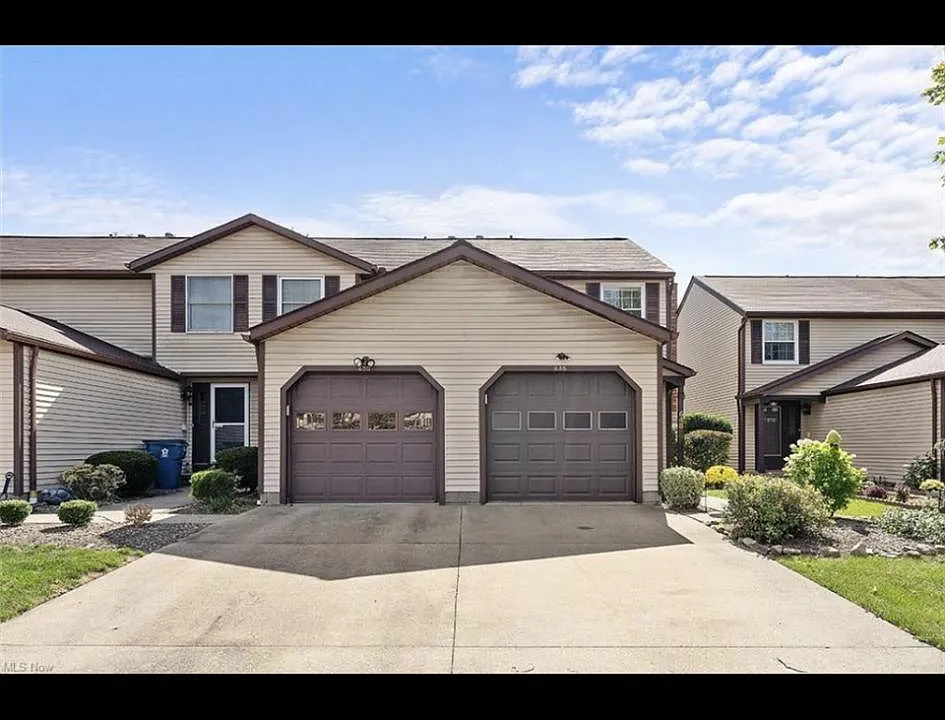 648 Topaz Ln
