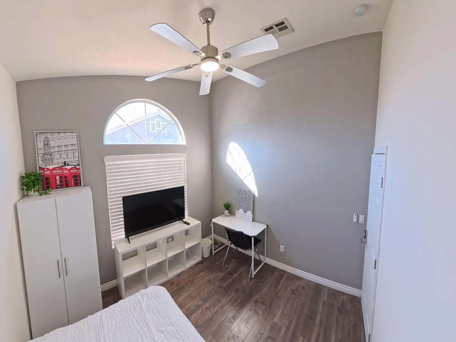 4 bed, 2.5 bath, 1967 sqft, $992 — Photo 2