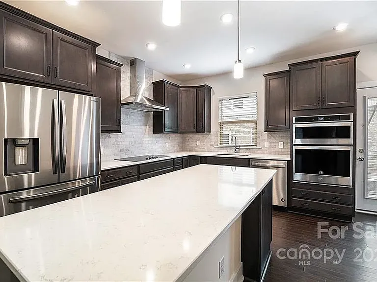 15037 New Amsterdam Ln — Photo 4