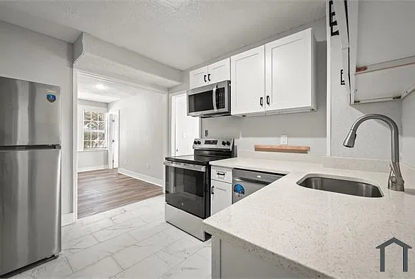 3 bed, 900 sqft, $1,150 — Photo 2