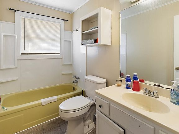 4th image of 1239 Wells St