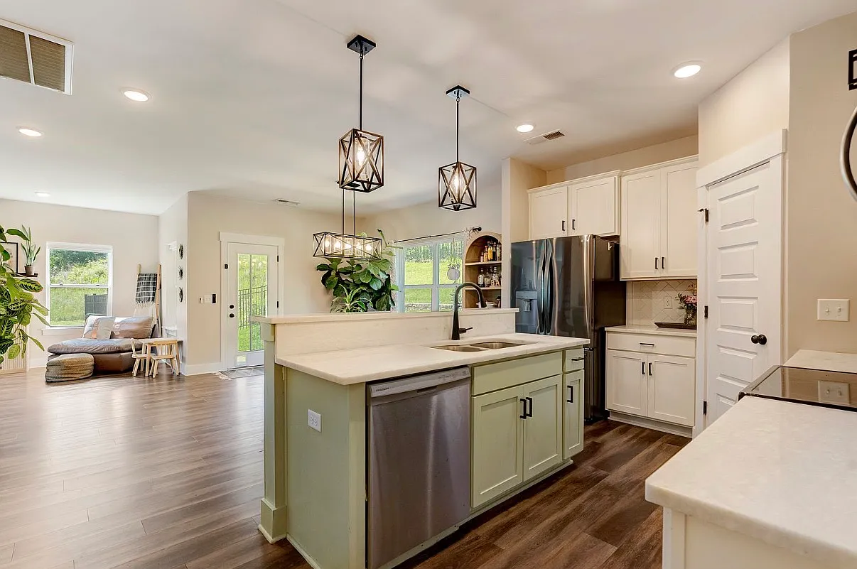 4 bed, 2502 sqft, $3,295 — Photo 3