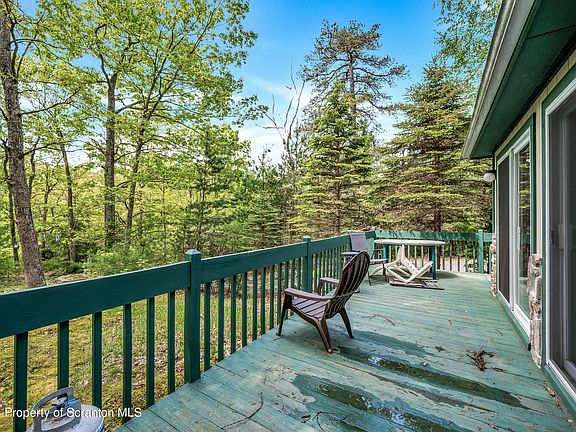 4th image of 124 Surrey Dr