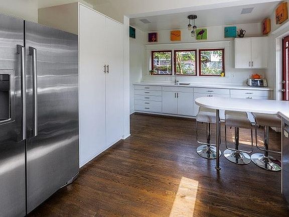 Kitchen w/ Breakfast Bar