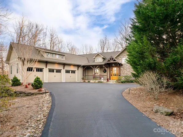 142 Pinnacle Peak Ln, Flat Rock, NC 28731