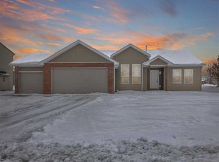 6301 Sunny Meadow Dr, Machesney Park, IL 61115