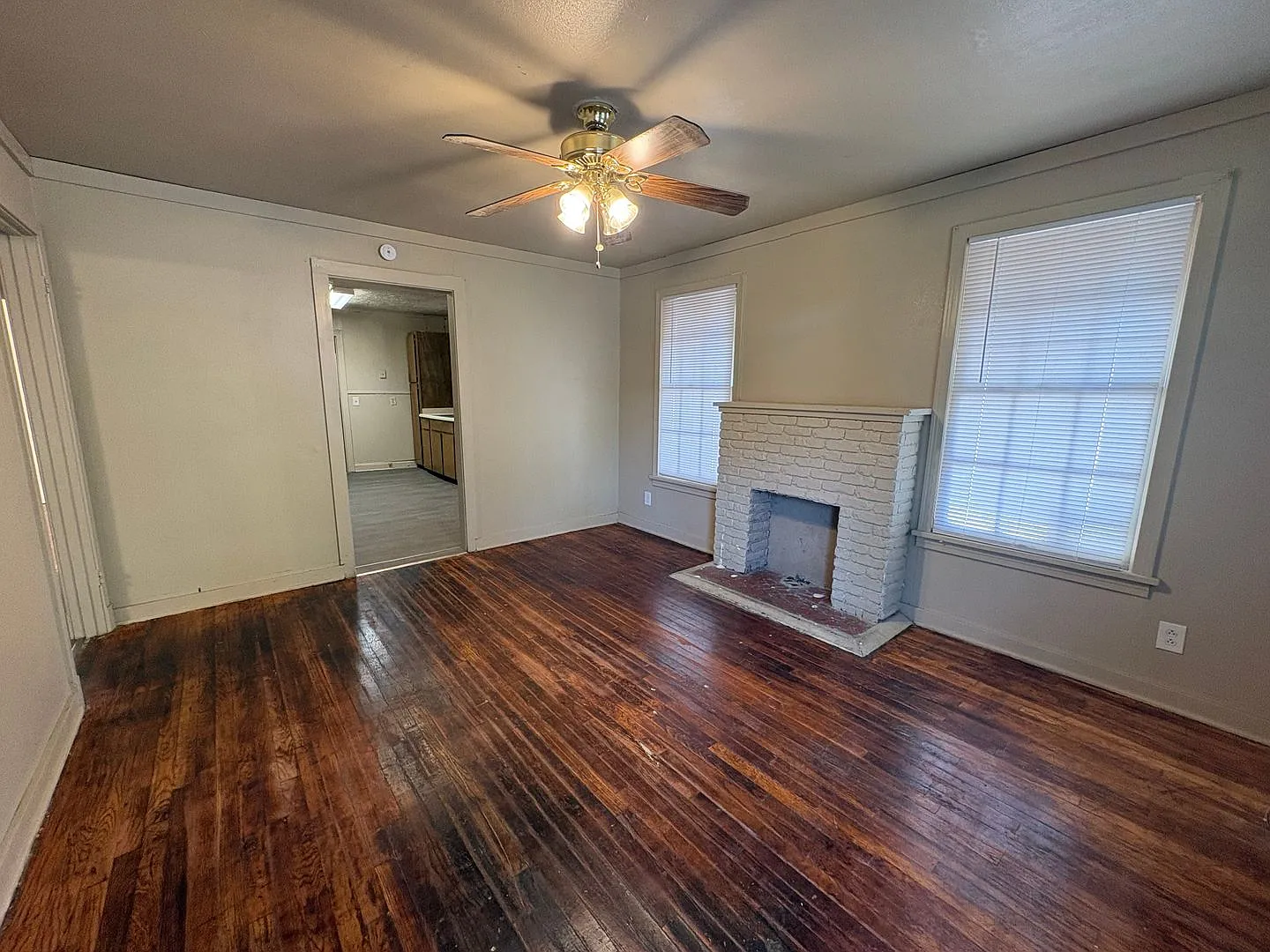 Nice 4 bedroom/1 bath house with Oven & Refrigerator! — Photo 2