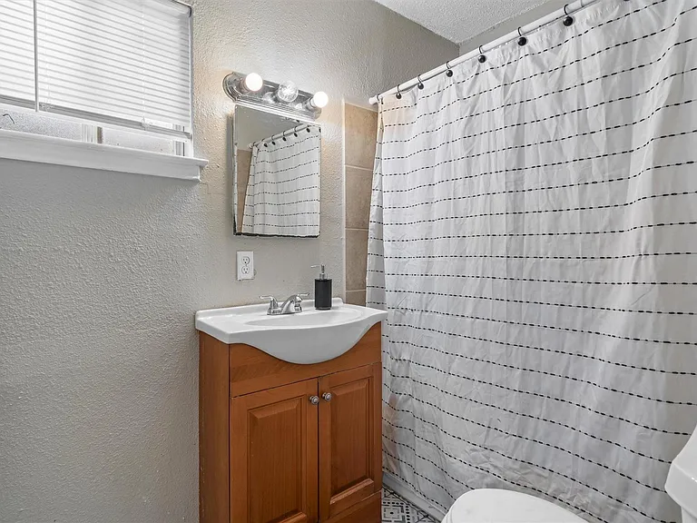 203 E Anderson Ave #A — Photo 16