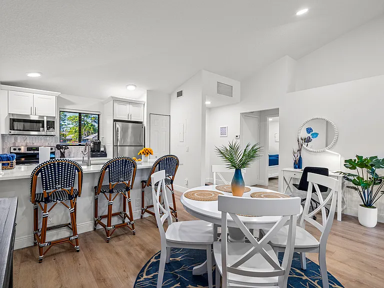 615 Club Dr — Photo 2