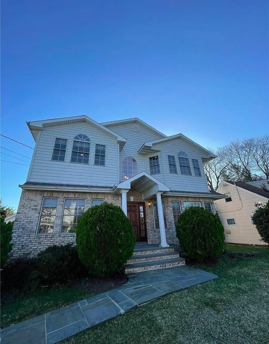 4 bed, 2.5 bath, 3020 sqft, $8,500 — Photo 1