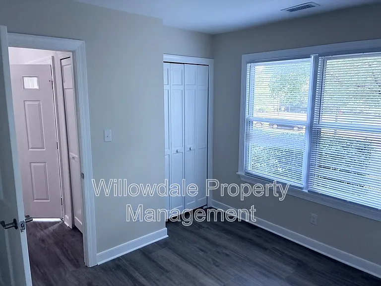 102 E Charing Cross — Photo 15