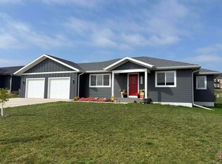 1522 Lincoln Pl SE, Orange City, IA 51041