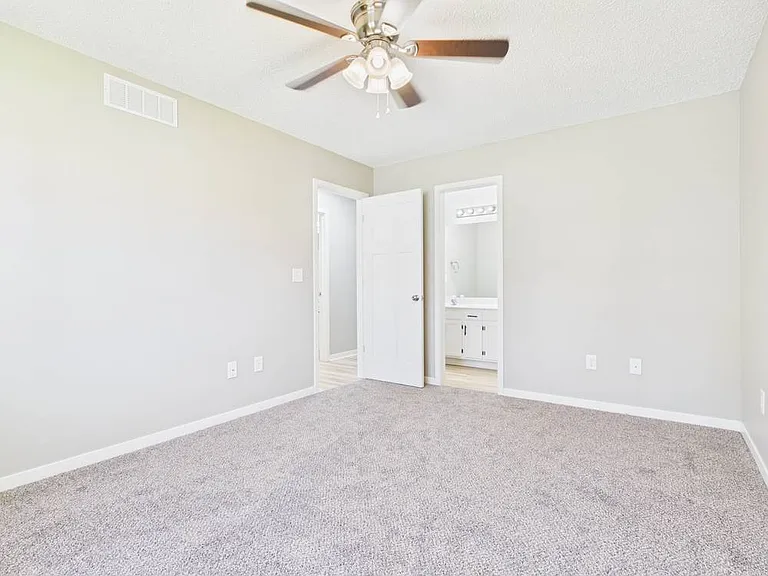 1206 Foxridge Dr — Photo 29