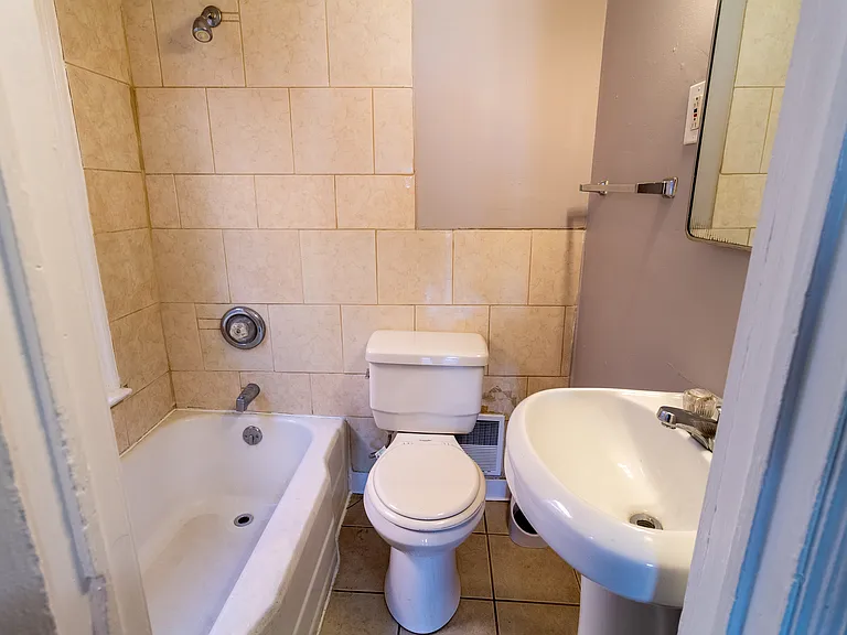 1711 Main St #F — Photo 8