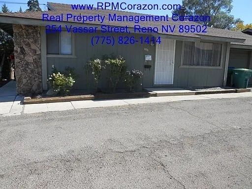 1030 Roberts St photo 1