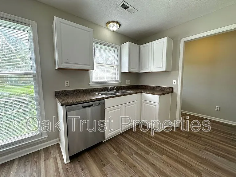 108 Columbia Dr — Photo 4