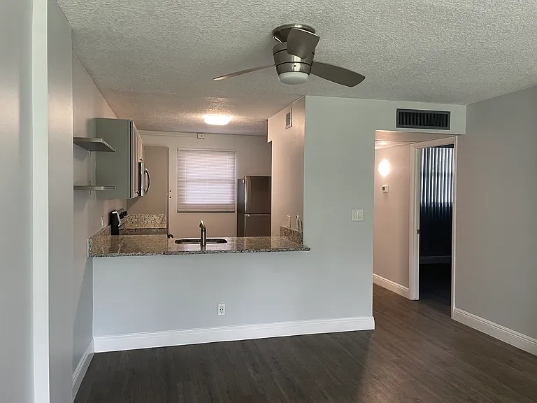 114 Royal Park Dr #2A — Photo 4