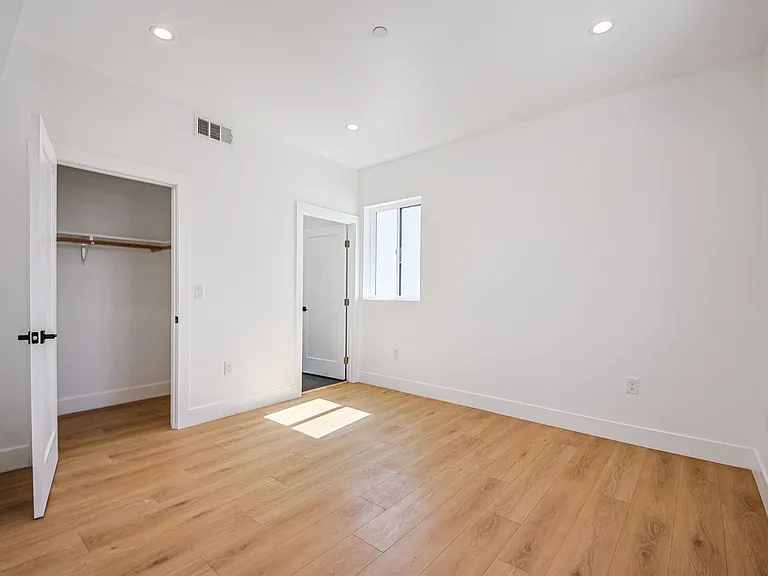 2851 S Victoria Ave — Photo 28