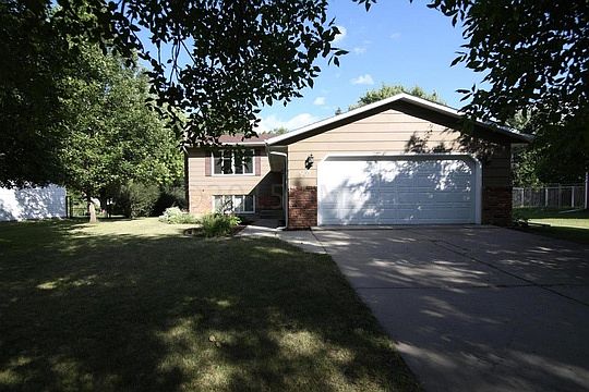 1st image of 907 7th St E
