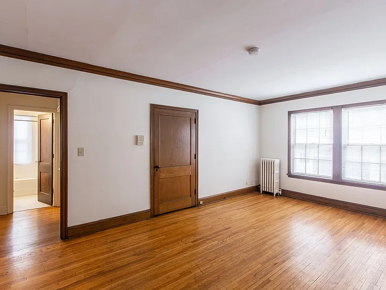 2434 Dupont Ave S — Photo 9