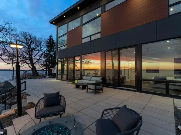 15476 Dodge Ave, Clear Lake, IA 50428