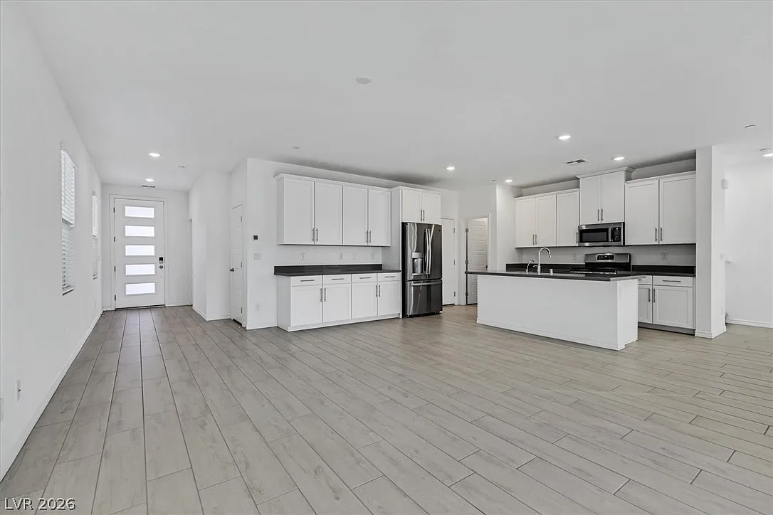 3 bed, 2.5 bath, 1952 sqft, $2,999 — Photo 2