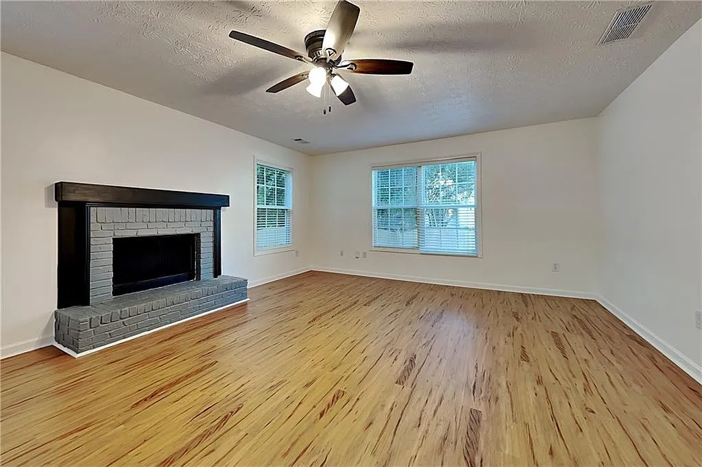 5 bed, 3.0 bath, 2690 sqft, $2,490 — Photo 3