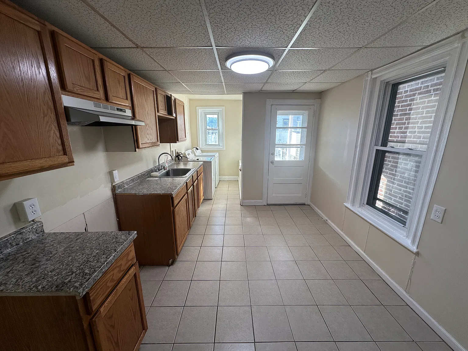 3 bed, 1100 sqft, $2,100 — Photo 3