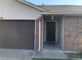 828 NW 19th St, Moore, OK 73160