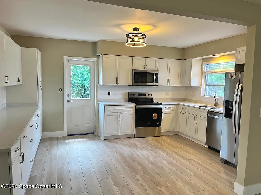 3 bed, 2.0 bath, 1438 sqft, $2,250 — Photo 2