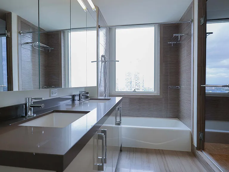 450 W 42nd St — Photo 104