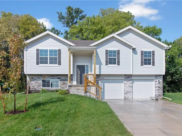 21416 W 216th St, Spring Hill, KS 66083