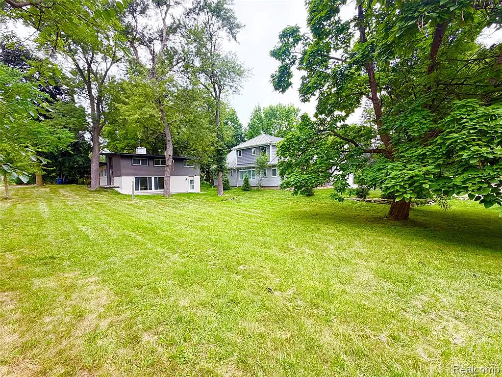 4 bed, 2.5 bath, 3712 sqft, $3,000 — Photo 3
