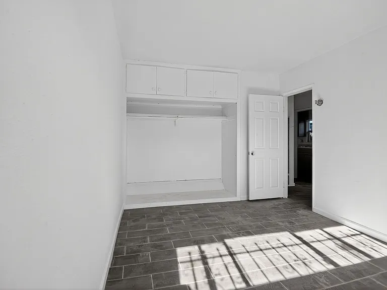 1122 W 105th St — Photo 5