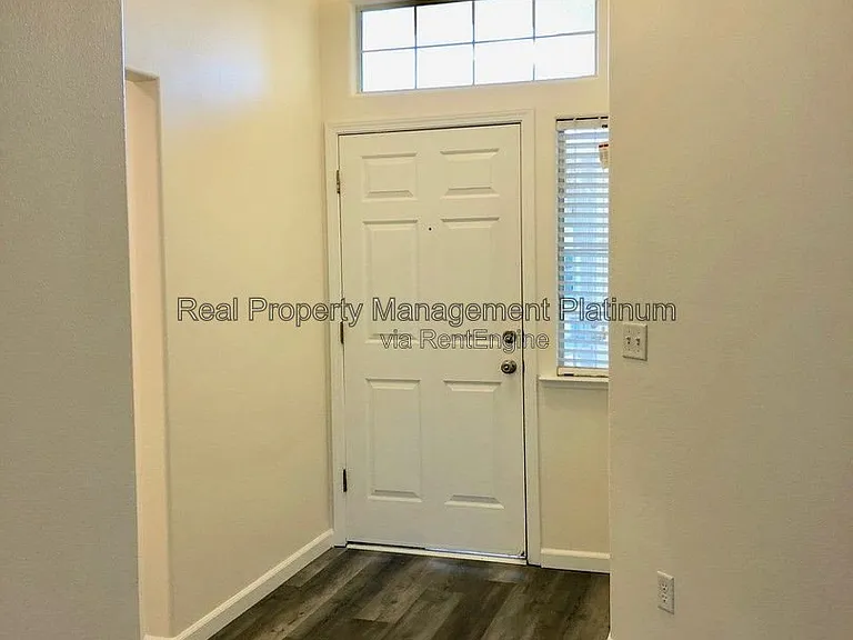 2667 Santa Ana Ave — Photo 10