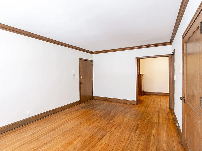 2434 Dupont Ave S — Photo 16