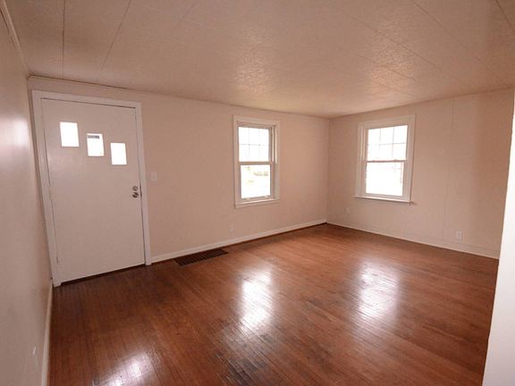 4th image of 532 Saint Lawrence Ave