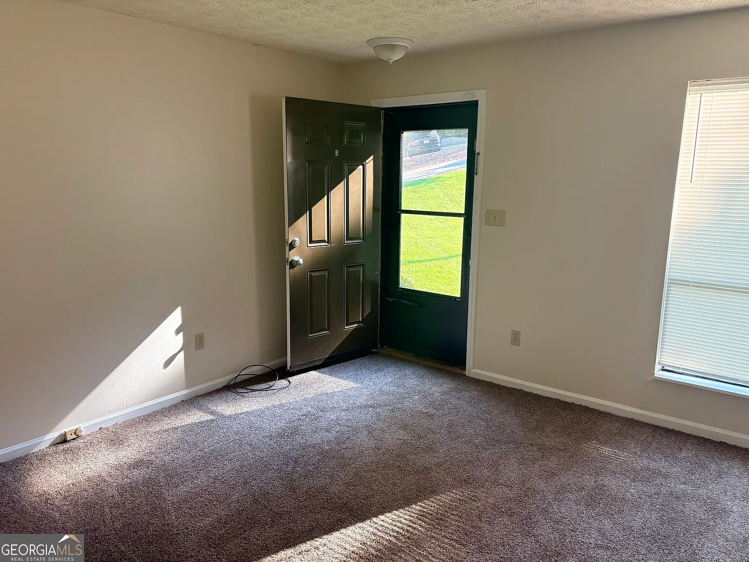 2 bed, 1.5 bath, 1141 sqft, $1,600 — Photo 2