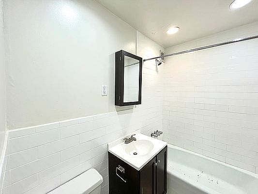 4th image of 1674 3rd Ave APT 3D