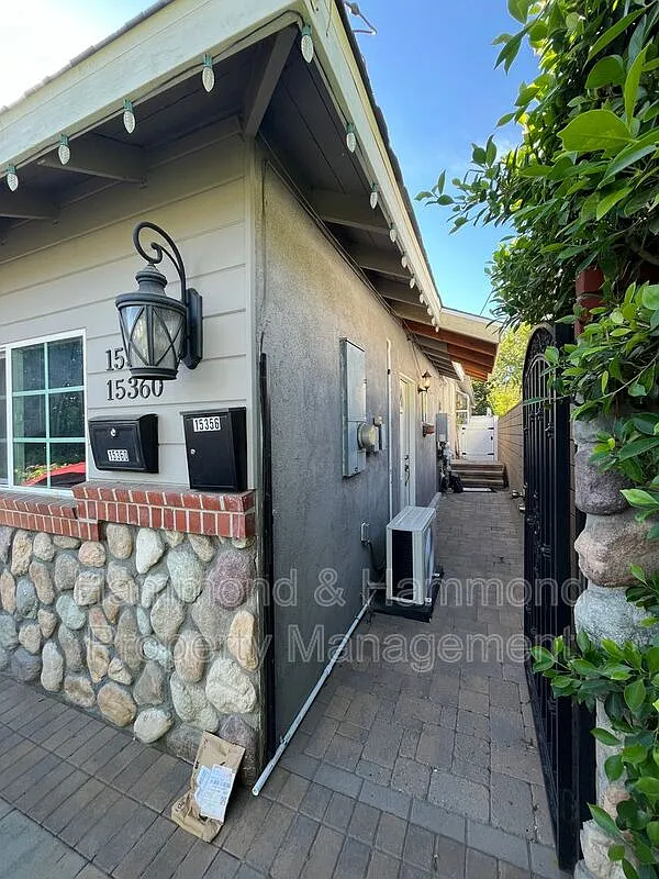 1 bed, 1.0 bath, $1,995 — Photo 2
