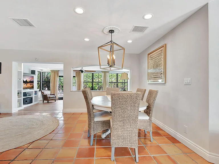801 SW 5th St — Photo 8