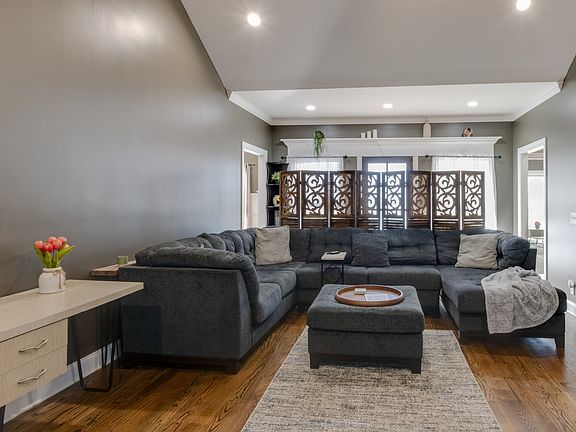 3rd image of 2006 Longview Rd