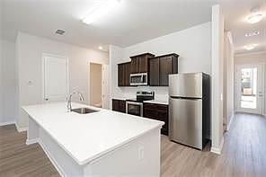 4th image of 625 Everett Ln