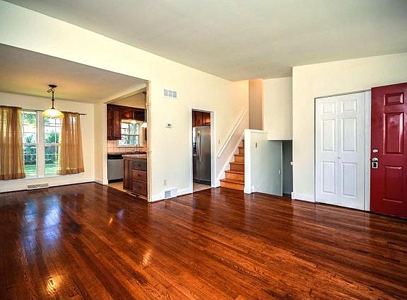 Open floorplan between living and dining rooms