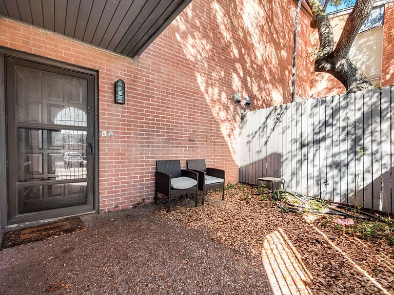 E Avenue J — Photo 15