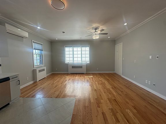 4th image of 633 Britton Ave #2F
