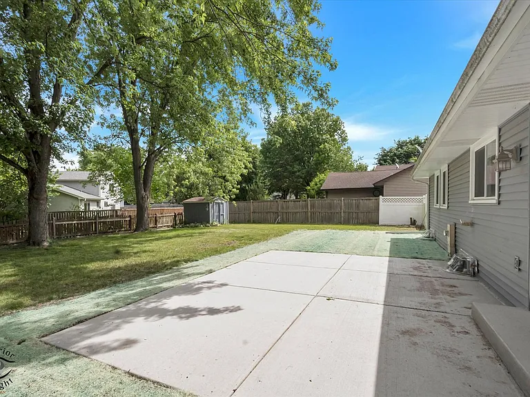 30W150 Foxboro Ct — Photo 35