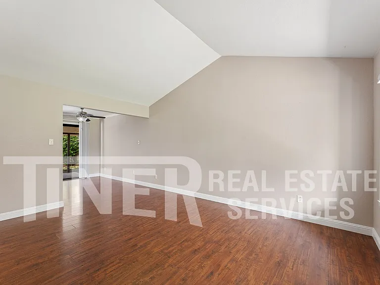 8950 Salmon Falls Dr — Photo 2