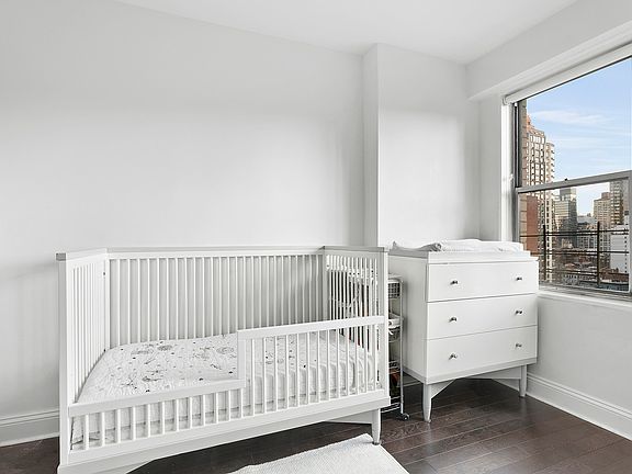 4th image of 230 E 79th St #17FF