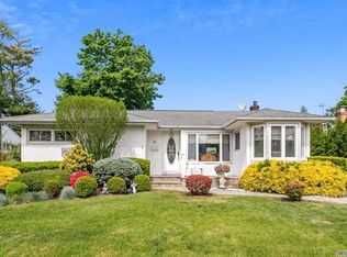521 Glenwood Ln, East Meadow, NY 11554